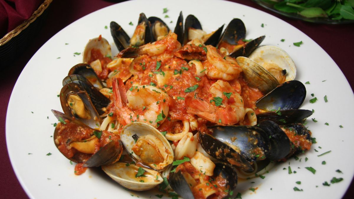 Seafood pasta with mussels, clams, shrimp, and tomato sauce